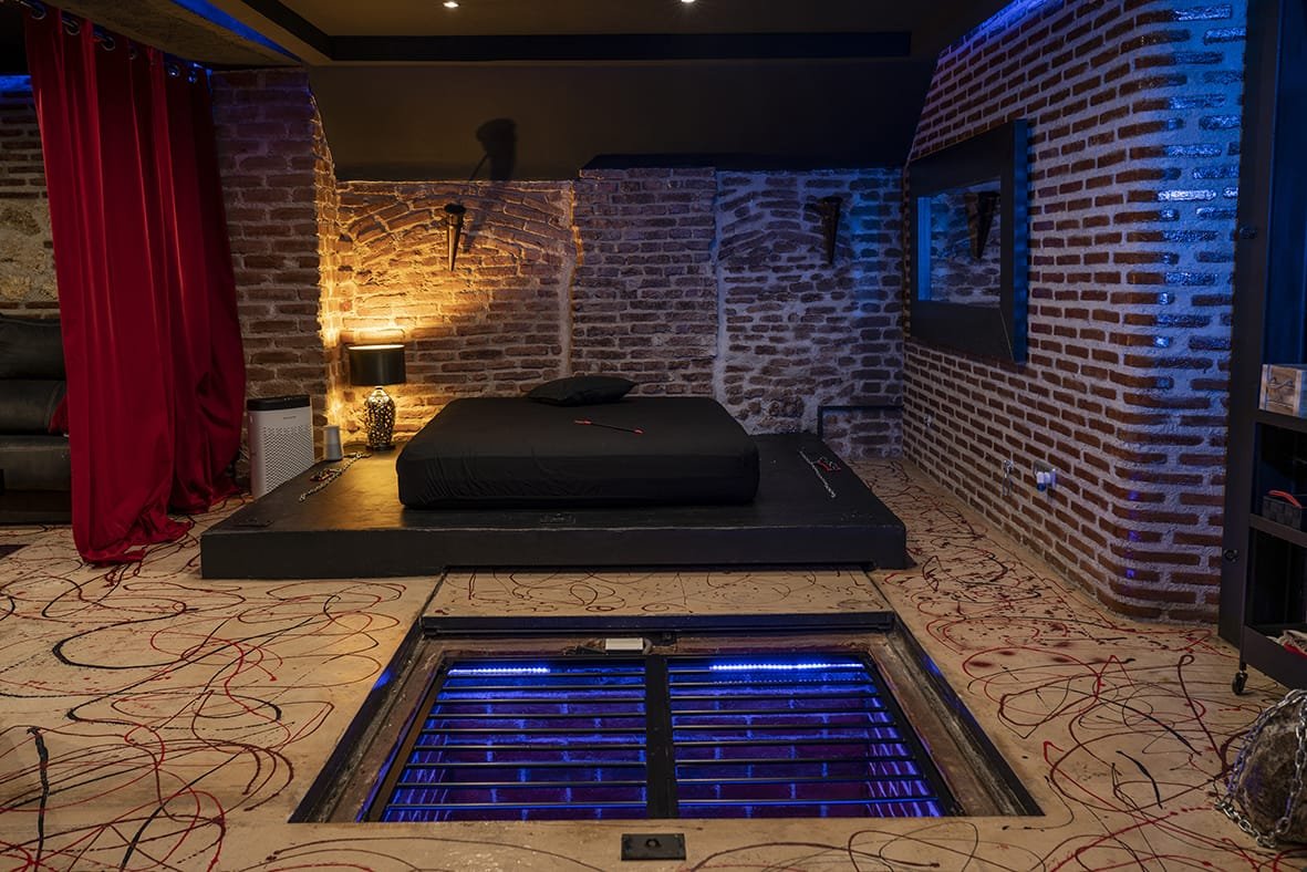 Sala BDSM Cave of Desire en Madrid - Rosas Negras